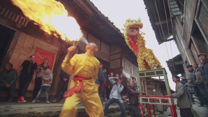 民间艺人在传统节日表演舞狮和喷火