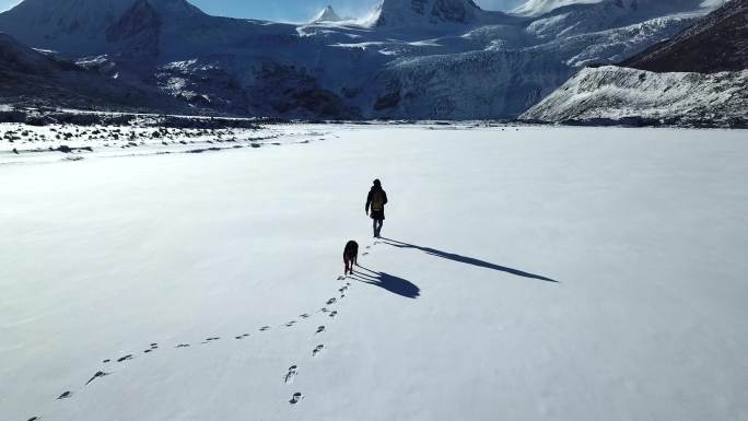 西藏高原雪地徒步4K航拍