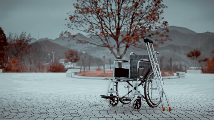 雨中的轮椅拐杖迷茫正能量运动残疾文艺励志