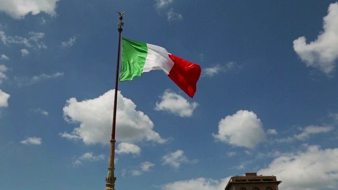 纪念碑上的意大利国旗