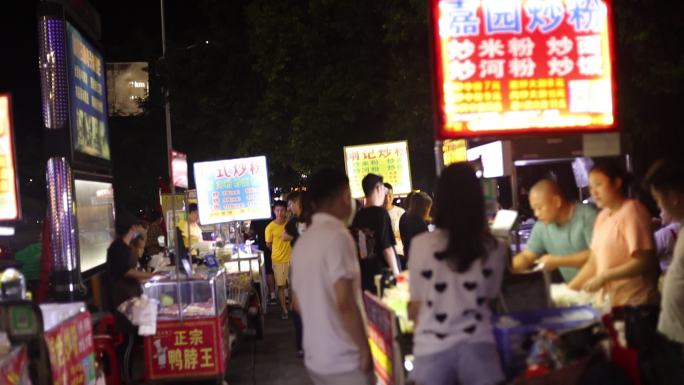 大学生逛夜市夜宵摊大排档炒粉面