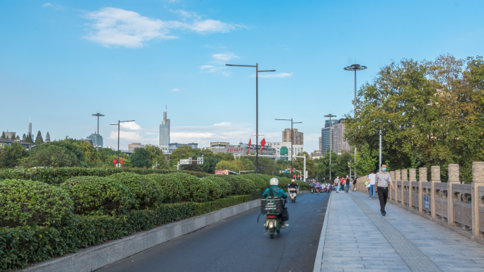 南京城市街道车流人流