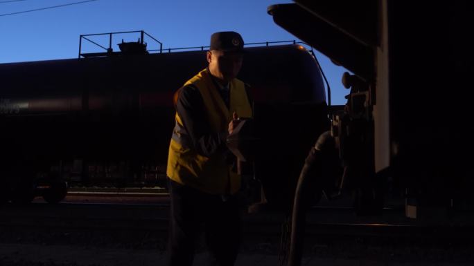 4K夜间列车员检查火车车体
