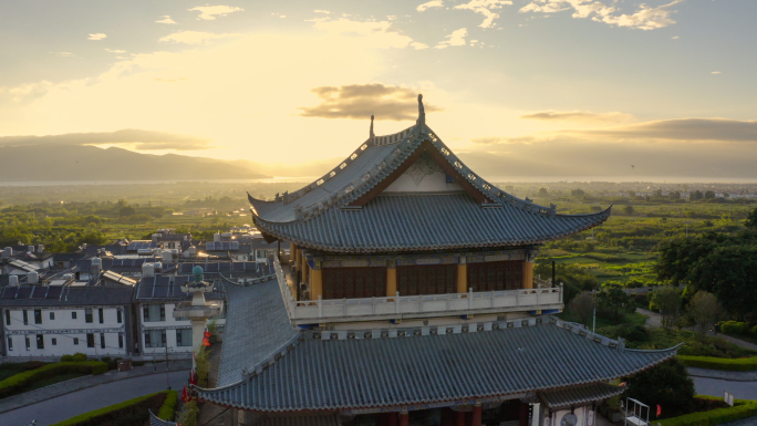 日出时光的大理古城洱海苍山