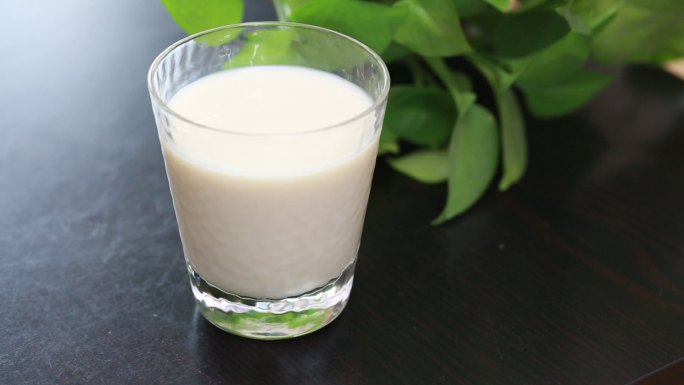 玻璃杯装一杯牛奶 (2)