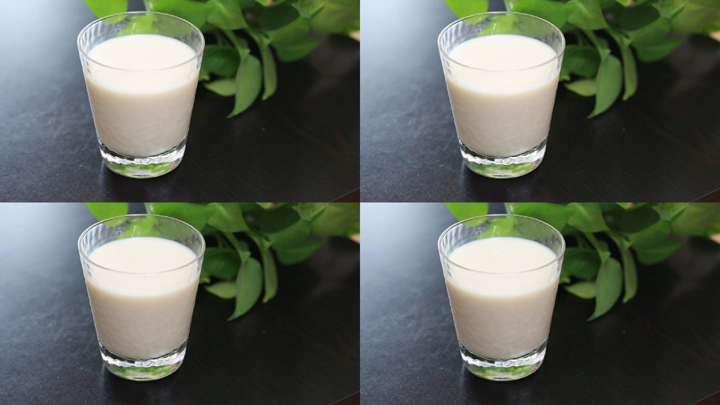 玻璃杯装一杯牛奶 (2)