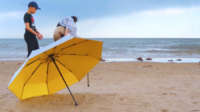 4K-海边沙滩太阳伞