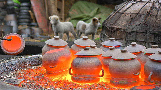 荥经砂器烧制传统土法技艺开窑上釉