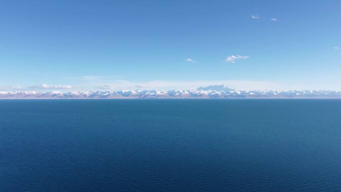 湖泊雪山蓝天白云西藏圣湖纳木错和圣象天门