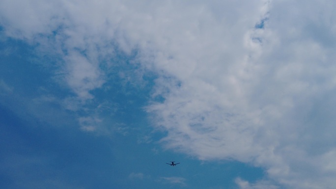 蓝天白云飞机飞过