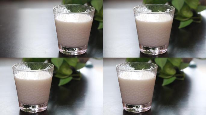 玻璃杯装一杯牛奶 (6)