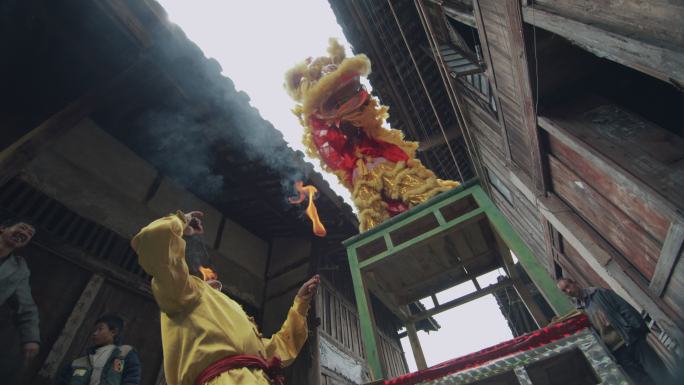 民间艺人在传统节日表演舞狮和喷火
