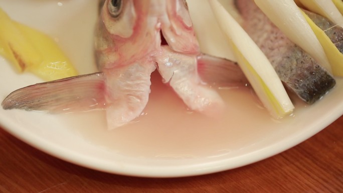 葱姜水腌制孔雀鱼 (2)