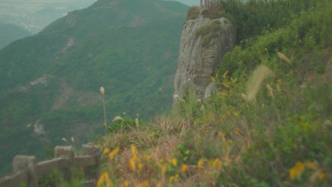 悬崖草地古宅古建筑保护建筑小花远山远景