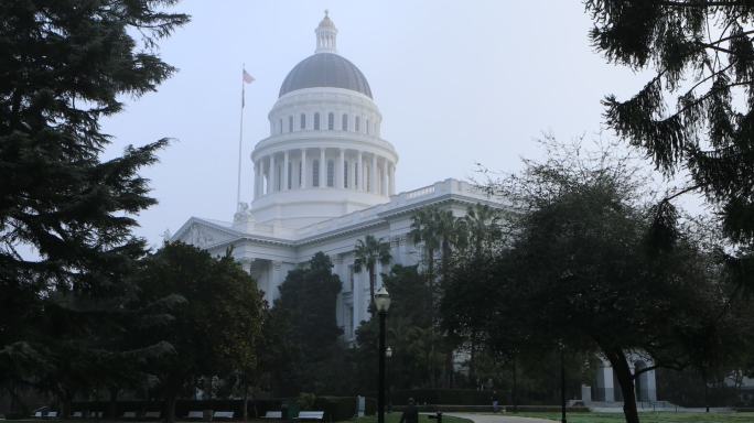雾中的加利福尼亚州萨克拉门托州议会大厦