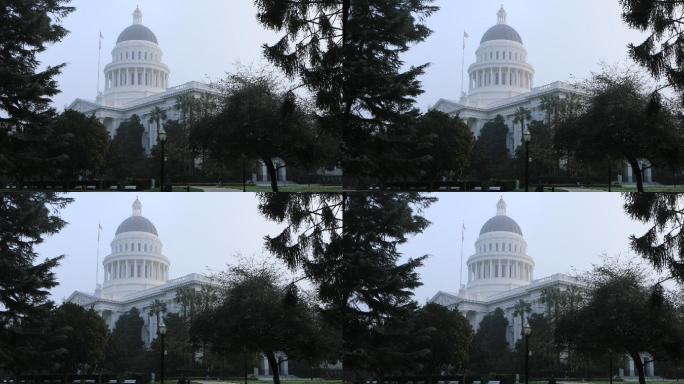 雾中的加利福尼亚州萨克拉门托州议会大厦