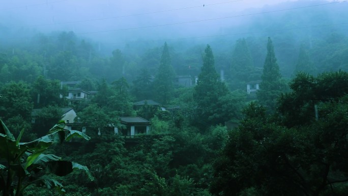 雨中山村 云雾缭绕