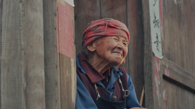 坐在门口微笑的四川农村老人