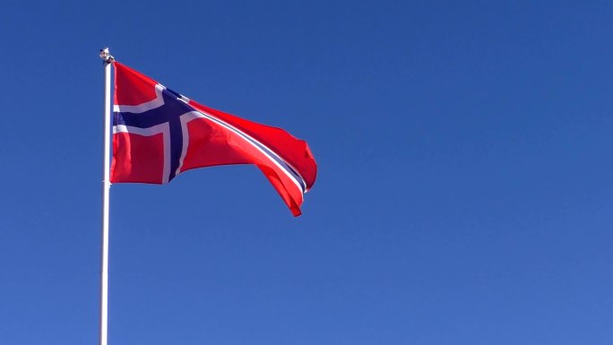 蓝天映衬下的挪威国旗