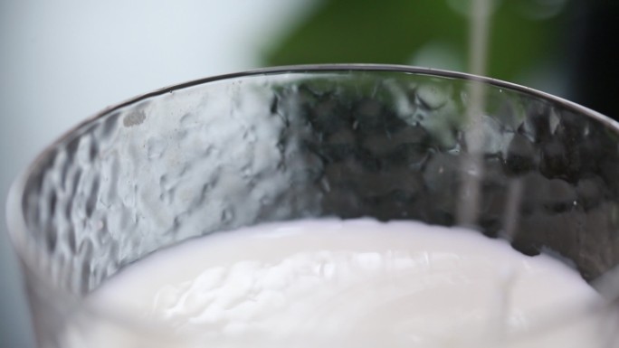 玻璃杯装一杯牛奶 (4)