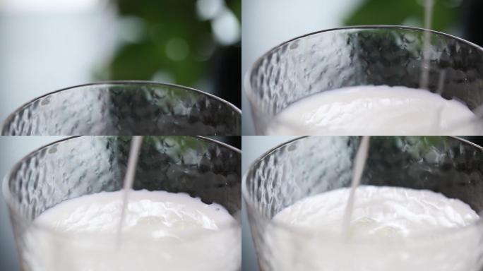 玻璃杯装一杯牛奶 (4)