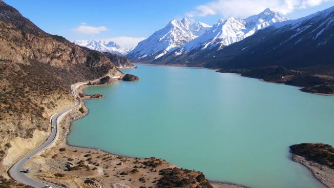 航拍西藏雪山下的碧绿然乌湖