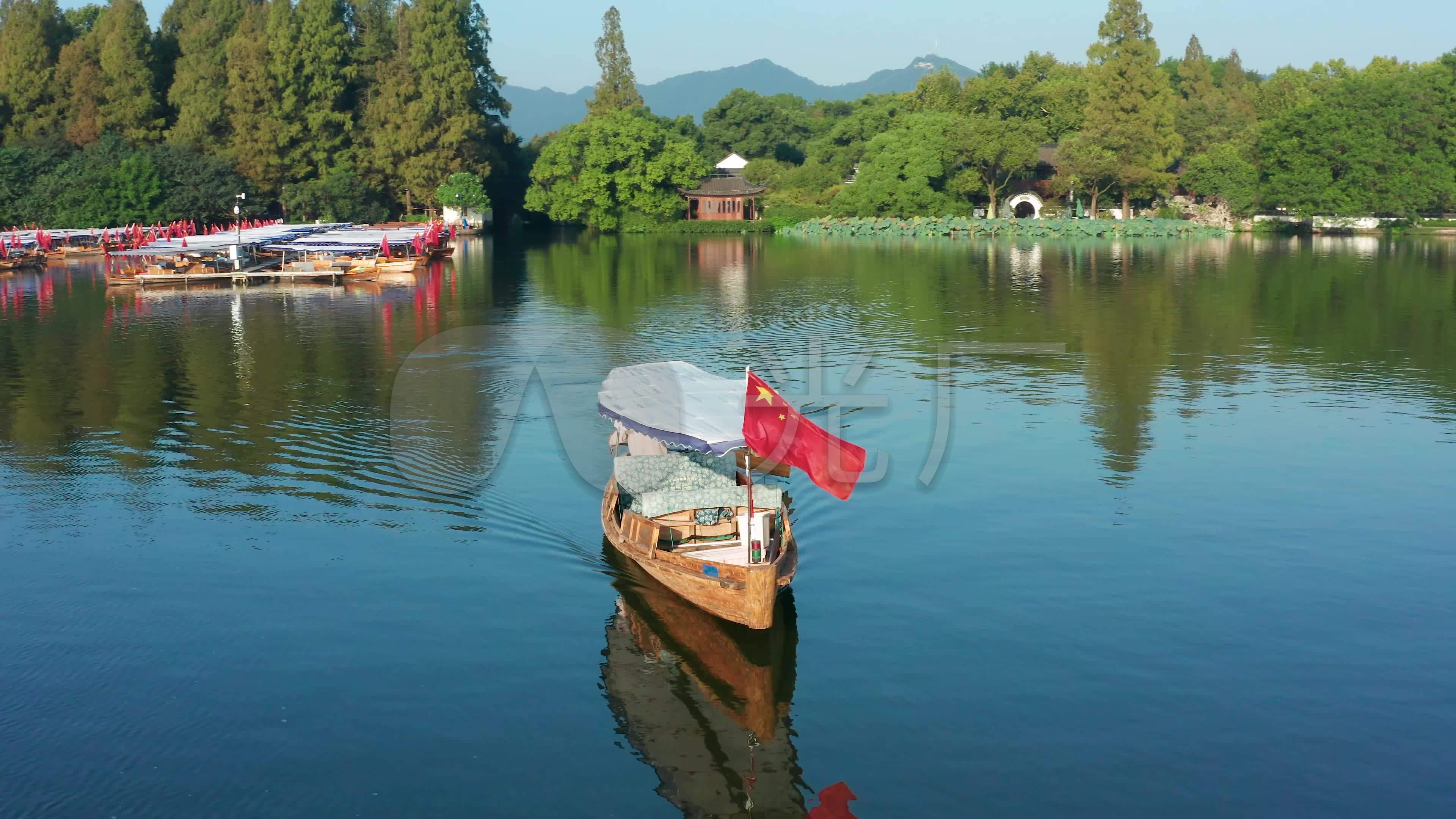 江苏苏州同里古镇的江南风光，摇橹船漫游水乡气息很浓郁景色迷人
