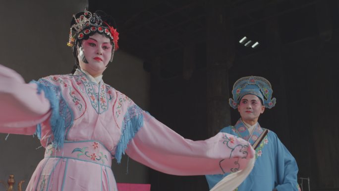 民间艺人在一个古老的戏台表演川剧