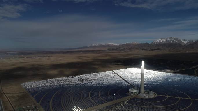 航拍青海省德令哈市熔盐塔式光热电站