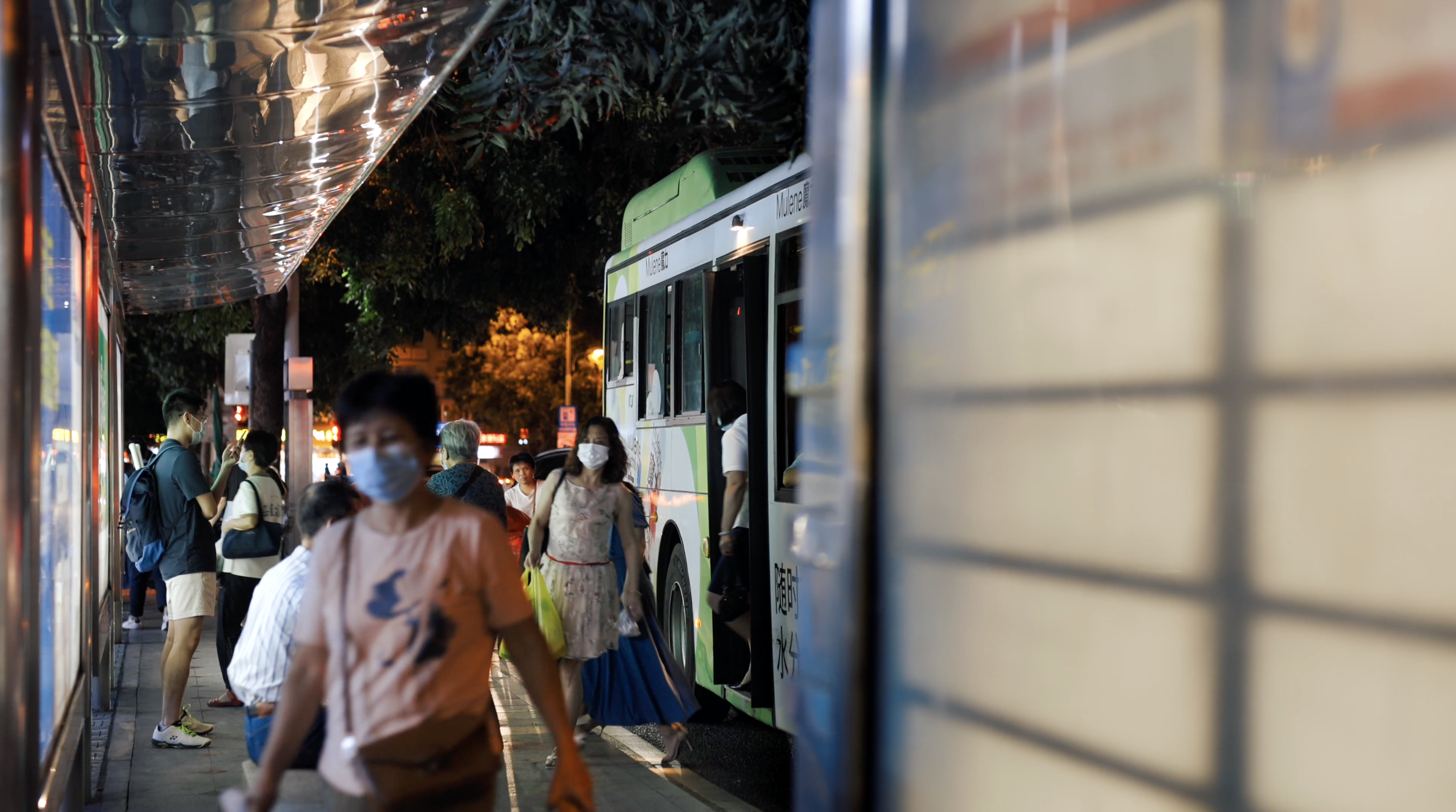 4k 夜晚 公交车 等车的人 下班回家