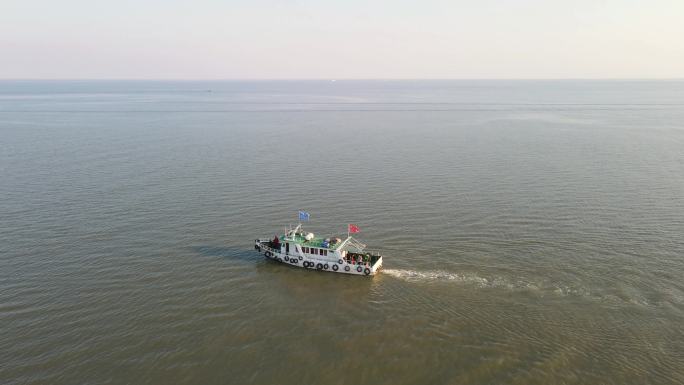 航拍 在勃海湾航行的小船