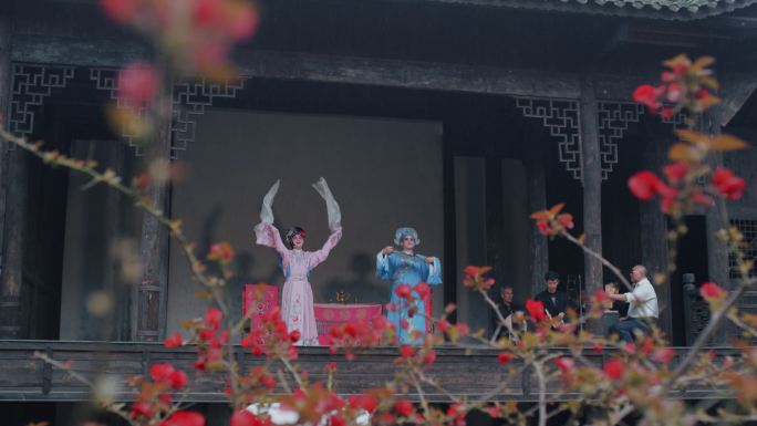 民间艺人在一个古老的戏台表演川剧