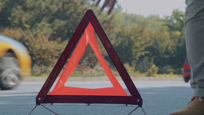 道路救援 故障车边的三角警告标志