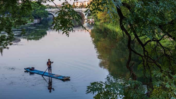 小河里的竹排 竹筏 渔船