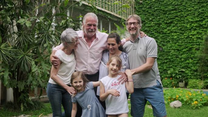 一个快乐的多代家庭聚集在家庭后院