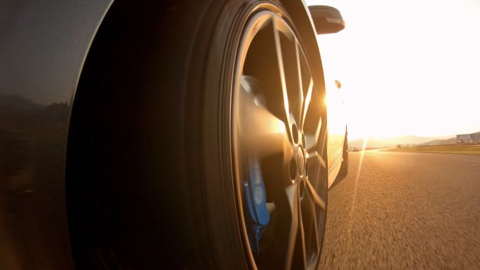 日落时驾车轮胎视角低视角公路马路沥青