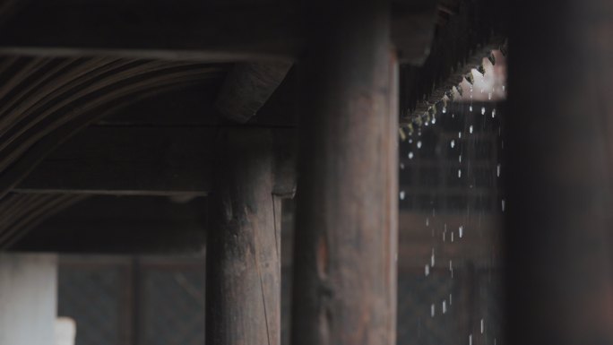 从古老的建筑屋檐下滴落的雨滴