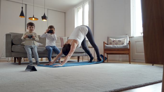 在家练习瑜伽瑜伽垫运动健康生活健身房锻炼