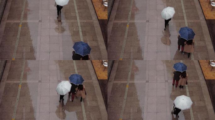 雨天撑伞雨中行人