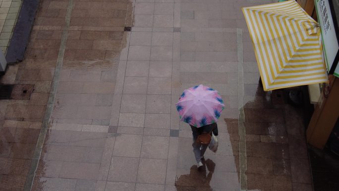 雨中冷清的街道