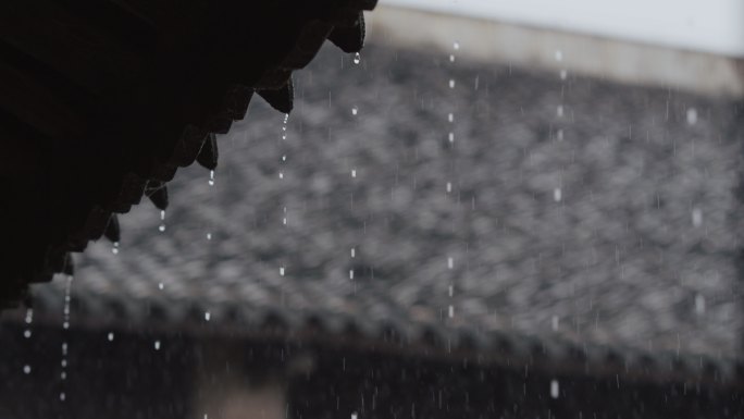 从古老的建筑屋檐下滴落的雨滴