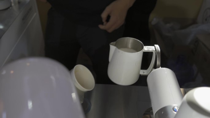 国际咖啡展机器人制作咖啡拿铁的过程