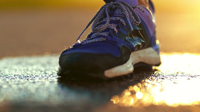 跑步鞋在湿滑的路面上溅起水花