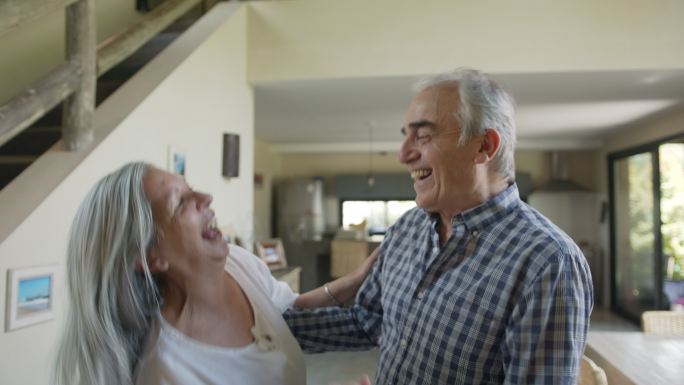 老年夫妇在家欢笑跳舞的特写镜头