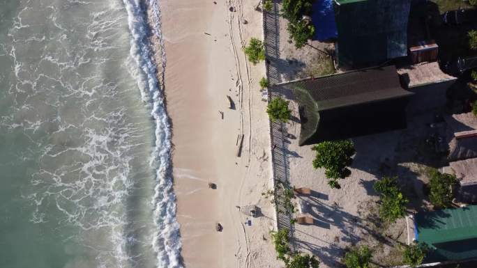 一组海浪拍打到沙滩上的航拍镜头