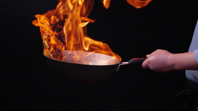 大火炒菜火焰在锅中翻滚升格特写