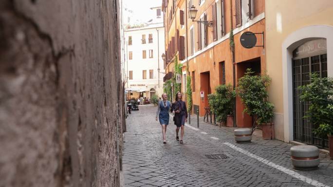 两名年轻女子在意大利罗马街头散步和探索