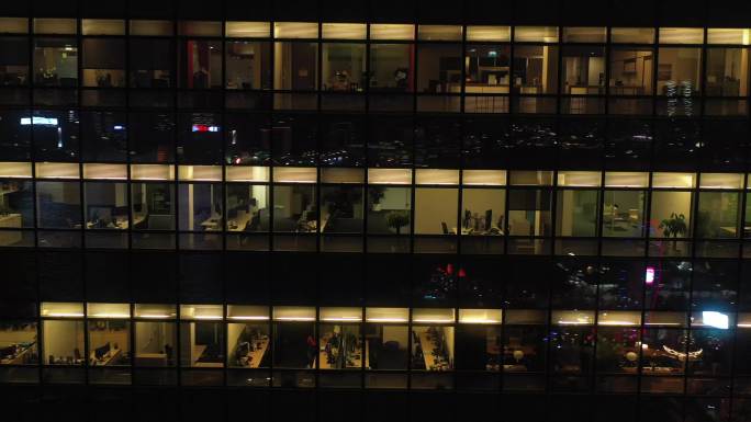 香港夜晚办公楼的玻璃窗和内部加班情景01