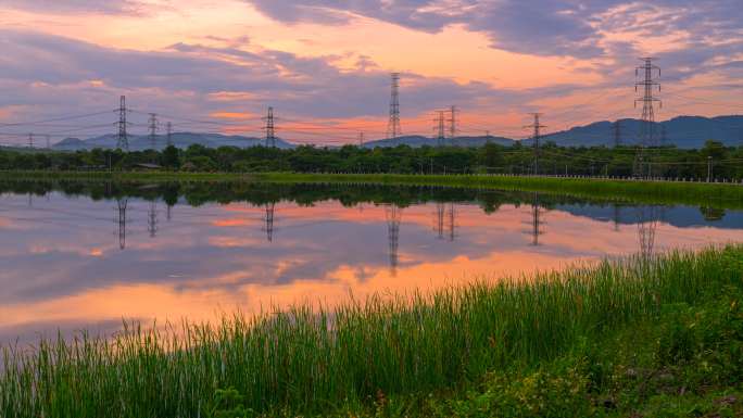 夕阳场景水反射的电力线网时间点