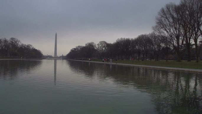 华盛顿纪念碑旁边的小河